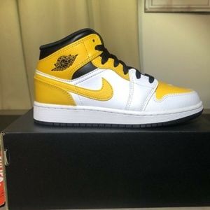 Air Jordan 1 Mid “University Gold”